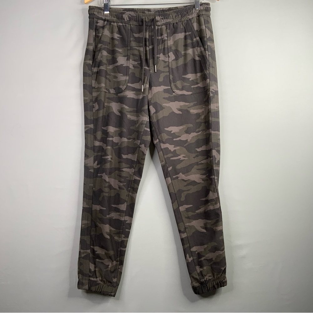 Athleta Farallon‎  Green Camo Women’s Size 6  Joggers.